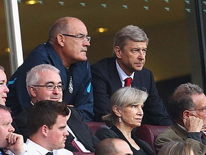 HLV Wenger và trợ lý Boro Primorac. (Nguồn: Getty Images).
